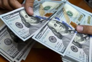 «Desdolarización»: Monto de dólares que circulan en Venezuela se ha reducido en 37%