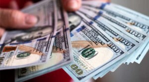 Detienen a hombre por transportar de $300 mil en billetes falsos