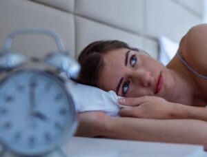 Doctora revela por qué se interrumpe el sueño a las tres de la mañana y cómo dormir profundamente