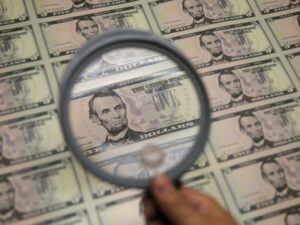 Dólar arranca la semana con pérdidas por rebaja de calificación de deuda de EE. UU. | Finanzas | Economía