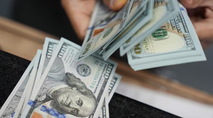 Dólar oficial pasa los Bs. 90