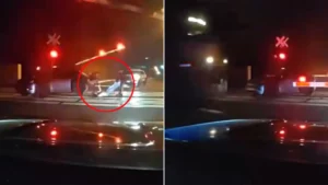Dos policías salvan a un conductor aturdido segundos antes de que su coche fuera embestido por un tren