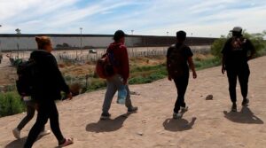 EE.UU. acusa a 82 migrantes de ingreso a una nueva zona militar