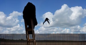 EE.UU agiliza deportaciones con catapulta en la frontera