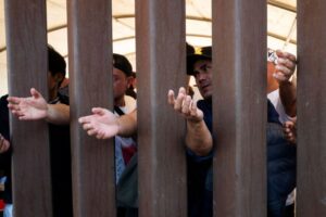 EEUU lleva a cabo primer vuelo de migrantes que se "autodeportan"