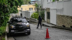 EE.UU. "rescata" a opositores venezolanos de embajada – DW – 07/05/2025