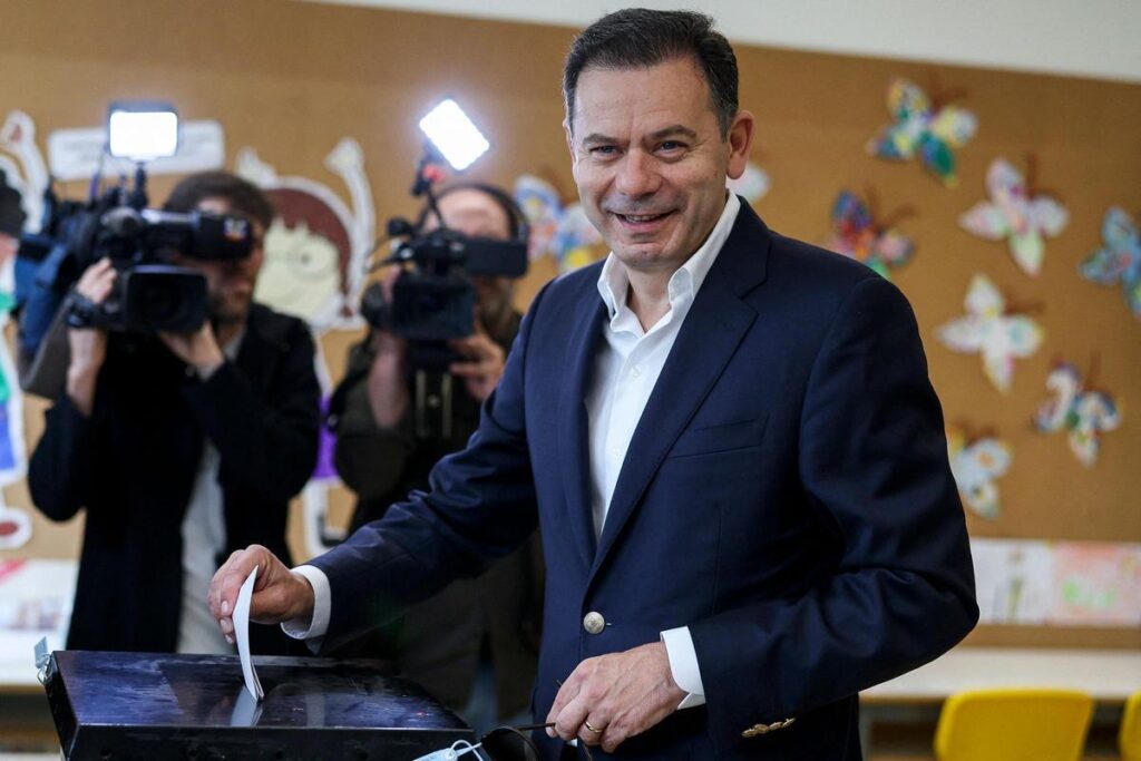 El primer ministro de Portugal y candidato de AD, Luís Montenegro, votando este domingo.