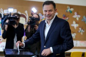 El primer ministro de Portugal y candidato de AD, Luís Montenegro, votando este domingo.