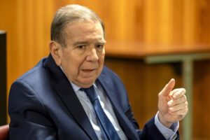 Edmundo González sufrió una baja de tensión y está en un hospital