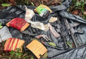 Ejército de Ecuador halló un escondite de las Farc que albergaba armas, municiones y minas