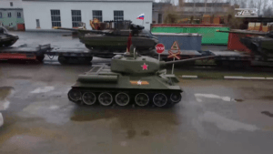 Ejército ruso recibe convoy de nuevos tanques T-90M y T-72 en vísperas del Día de la Victoria (VIDEO)