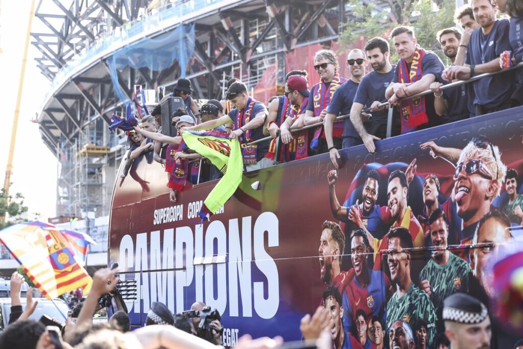 El Barça campeón se da un baño de masas en Barcelona