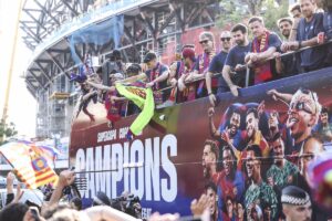 El Barça campeón se da un baño de masas en Barcelona