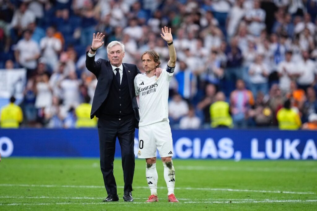 El Bernabéu se rinde a Modric y Ancelotti para cerrar una "historia inolvidable"