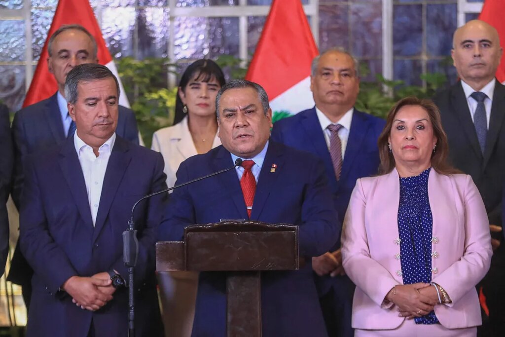 El Gobierno de Perú, en caída libre