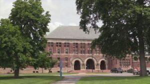 El Gobierno de Trump va un paso más allá y prohíbe a Harvard matricular a estudiantes extranjeros