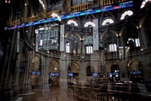 El Ibex 35 se hunde un 2% con los bancos en caída libre por la amenaza de Trump de nuevos aranceles