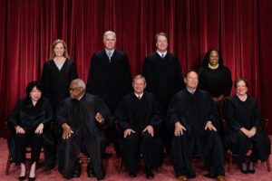El Supremo permite a Trump despedir a funcionarios de agencias independientes, a excepción de la Reserva Federal
