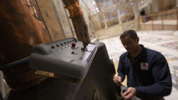 El Vaticano aislará el cónclave apagando la red móvil y requisando los teléfonos a los cardenales