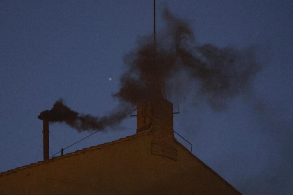 El cardenal decano expresa su deseo de una fumata blanca ya en la tarde del jueves