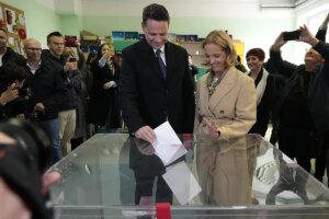 El centrista Trzaskowski y el populista Nawrocki pasan a la segunda vuelta de las presidenciales polacas, según los sondeos