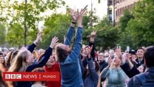 El colectivo chileno que lanza miles de poemas sobre ciudades que fueron bombardeadas en el pasado