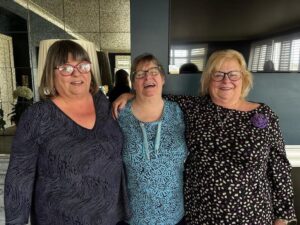 El conmovedor reencuentro de tres hermanas que fueron separadas hace 57 años