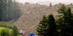 El derrumbe de un glaciar genera una avalancha que sepulta un pueblo suizo, hay un desaparecido