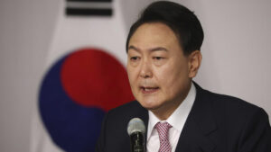 El destituido expresidente surcoreano Yoon Suk-yeol deja su partido - AlbertoNews