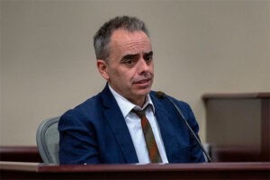 El director de 'Rust': "Ojalá nunca hubiera escrito esa maldita película"
