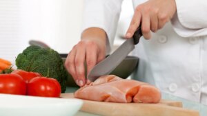 El error que no debes cometer al cortar el pollo crudo para evitar contaminar otros productos, según una ingeniera en alimentos