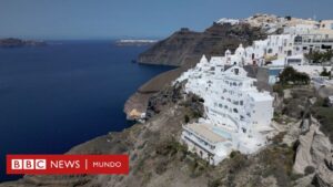 El gigantesco volcán submarino bajo Santorini, la isla griega que tuvo que ser desalojada por una serie de terremotos