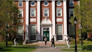 El gobierno de Donald Trump le prohibió a Harvard inscribir estudiantes extranjeros