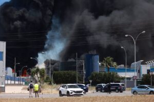 El incendio de la nave de productos químicos de Alcalá deja dos heridos leves y obliga a desalojar todo el polígono