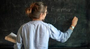 El lío en el que se metió una profesora de 26 años por proponerle sexo a un alumno a través de WhatsApp