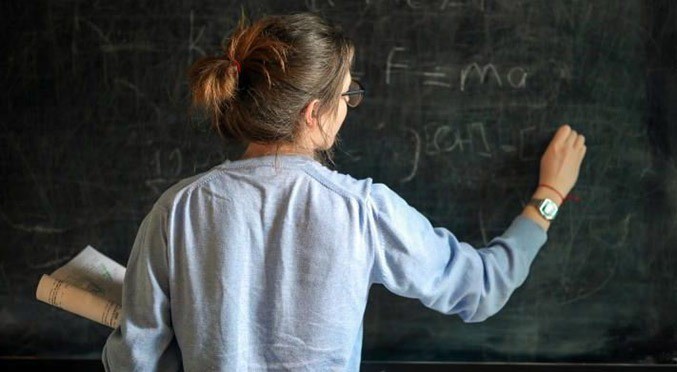 El lío en el que se metió una profesora de 26 años por proponerle sexo a un alumno a través de WhatsApp