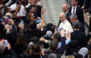 El papa León XIV a los periodistas: Aún estoy aprendiendo