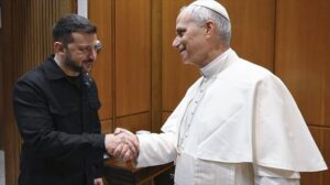 El papa León XIV recibe a Zelenski tras la misa de inicio de su pontificado
