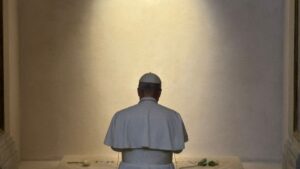 El papa León XIV visitó la tumba de Francisco