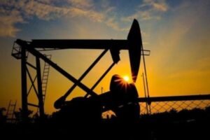 El petróleo cierra la semana al alza antes de la próxima reunión de la Opep+