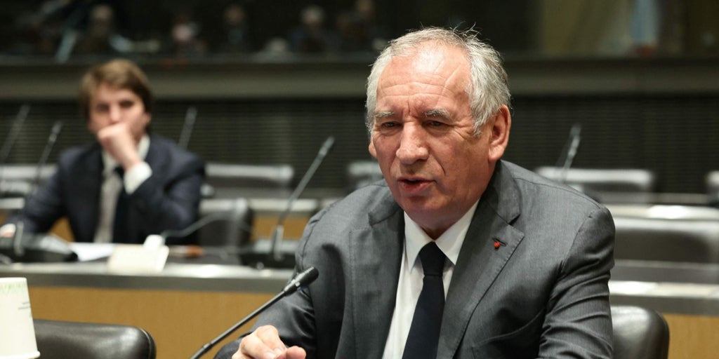 El primer ministro de Francia se defiende ante una comisión para explicar qué sabía sobre la violencia en una escuela católica