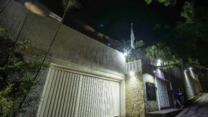 El rescate de los asilados en la embajada argentina contada por uno de sus protagonistas