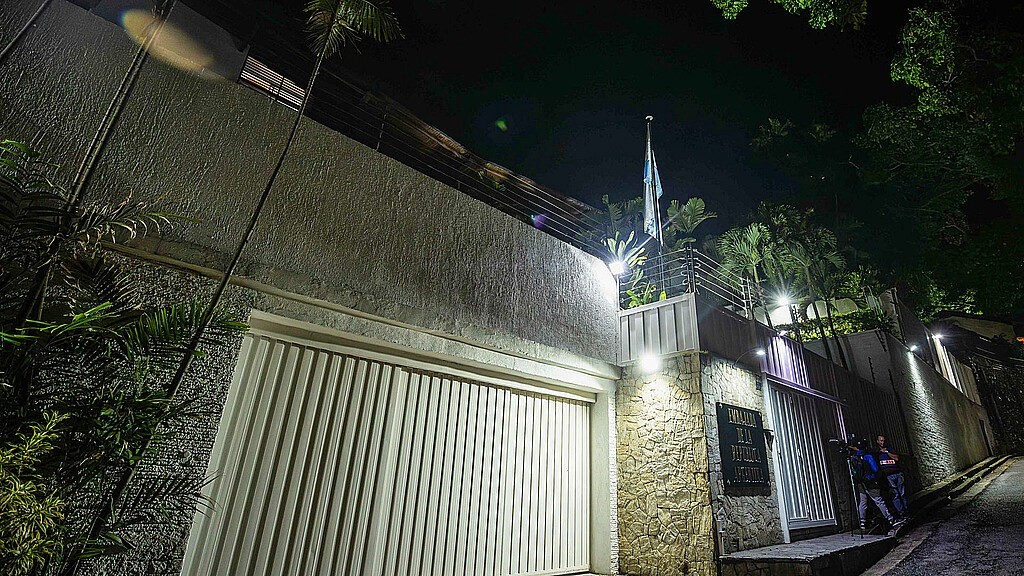 El rescate de los asilados en la embajada argentina contada por uno de sus protagonistas