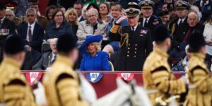El rey Carlos III y la reina Camila encabezan en Londres el desfile militar por el 80º aniversario del Día de la Victoria