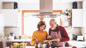 El síntoma del Alzheimer que se puede presentar mientras cocina, según expertos: identifíquelo