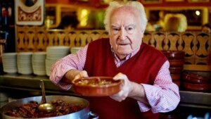 El tabernero de 96 años que sigue sirviendo en su bar los caracoles más famosos de Madrid