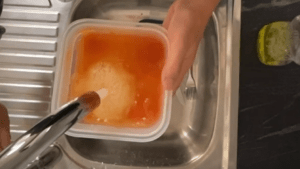 El truco definitivo para eliminar las manchas naranjas de los 'tuppers', según la ciencia