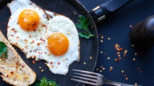 El truco del pepino para freír los huevos fritos que probablemente desconoces