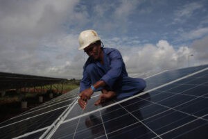 Llega el verano a Cuba, con sus tórridas temperaturas, lo que incrementará la demanda de electricidad para equipos de climatización, mientras prosigue la crisis eléctrica que deja al país con cortes eléctricos cotidianos y sin que energías renovables alivien la situación.