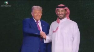 En su gira por Arabia Saudita, Donald Trump cerró el encuentro del Fondo de Inversiones con YMCA de Village People